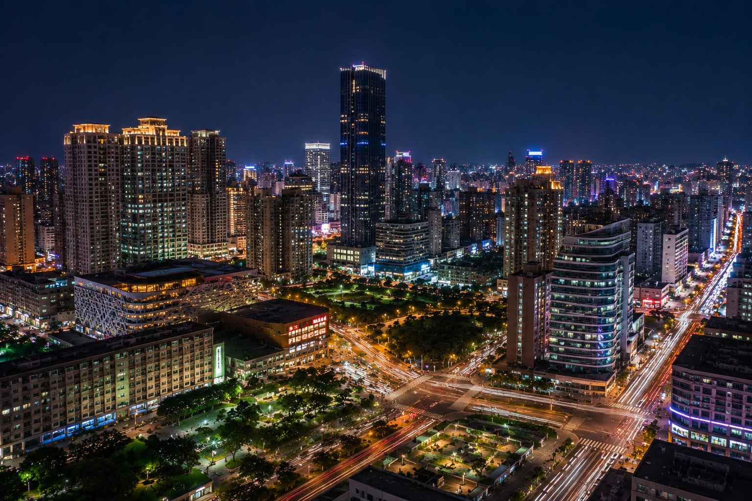 台南夜間城市高樓、道路車流與燈光夜景,呈現中西區、東區、北區、永康、新市、善化等生活圈外送茶與定點茶路線氛圍